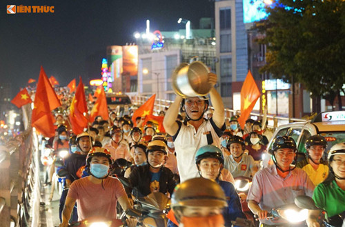 Truoc gio U23 Viet Nam “xuat tran”, CSGT TP HCM ra thong bao khan.