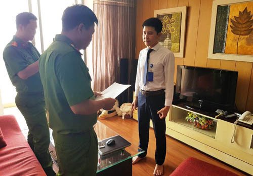 Cơ quan CSĐT đọc lệnh bắt khẩn cấp đối tượng Nguyễn Minh Quang tại căn hộ cao cấp ở trung tâm TP HCM.