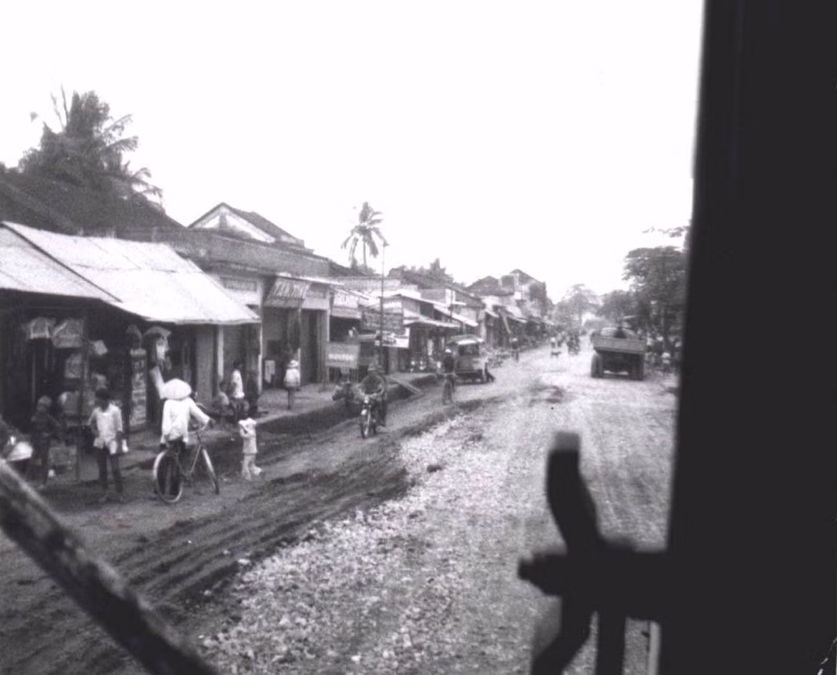 Trên đường Quốc lộ đoạn qua thị trấn Bồng Sơn. Ảnh: 19engrvn.org.