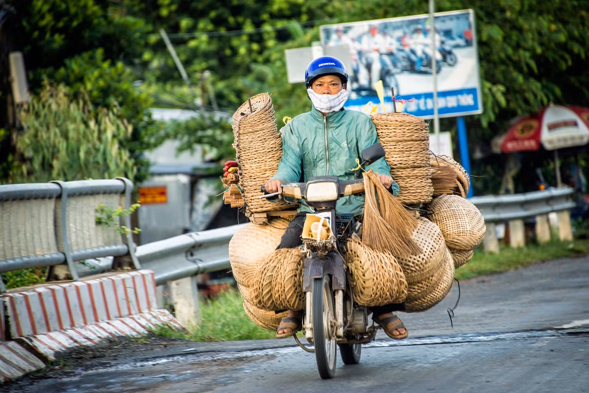 Người phụ nữ bán giỏ tre. Ảnh: Raymond Low - 500px.com