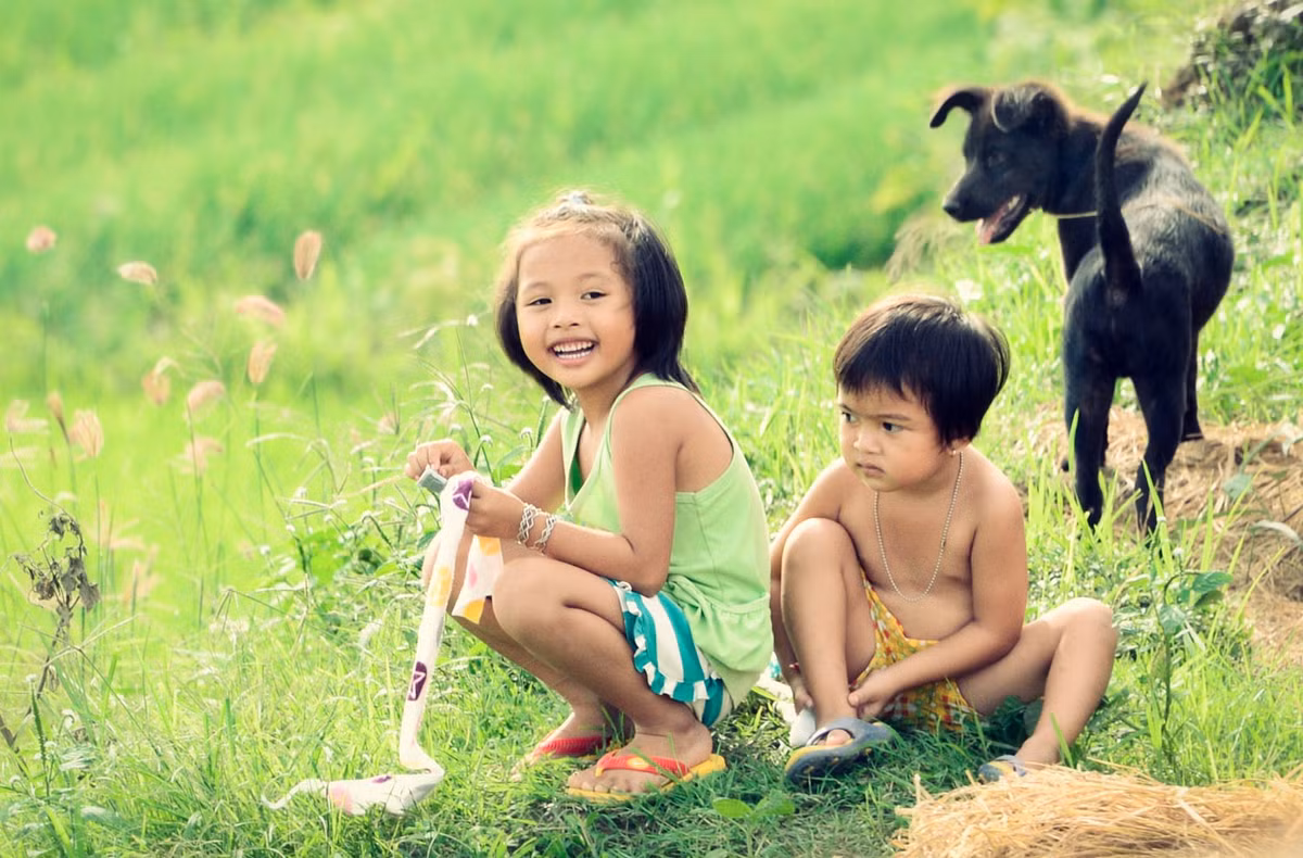 Nét hồn nhiên của trẻ em nông thôn Việt Nam. Ảnh: Raymond Low - 500px.com