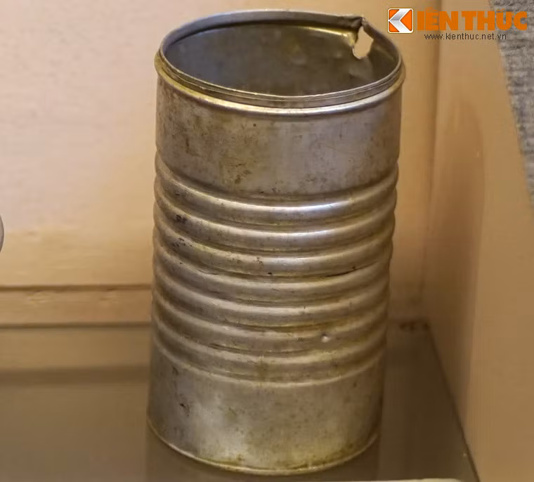 Lon nhôm dùng giấu đạn tại cơ sở cách mạng số 45/50 đường Petrus - Ký (nay là đường Lê Hồng Phong) ở Sài Gòn thời kháng chiến chống Mỹ.