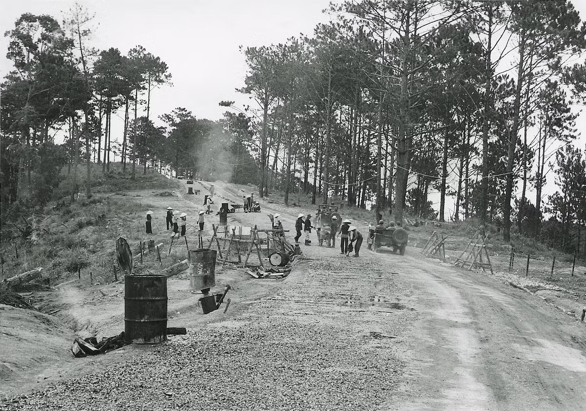 Công trường xây dựng con đường dẫn lên Trung tâm truyền tin số 23. Ảnh: Ross Evans.