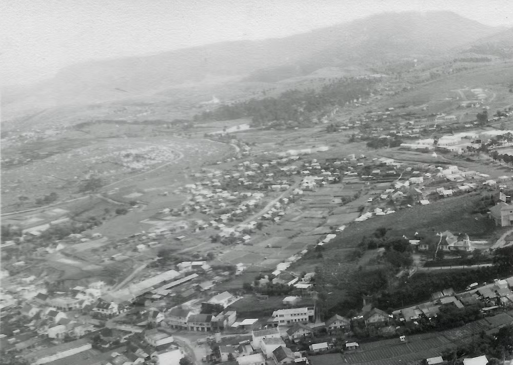 Khu vực ngã ba Chùa (ngã ba Nguyễn Văn Trỗi - Phan Đình Phùng ngày nay). Ảnh: Ross Evans.