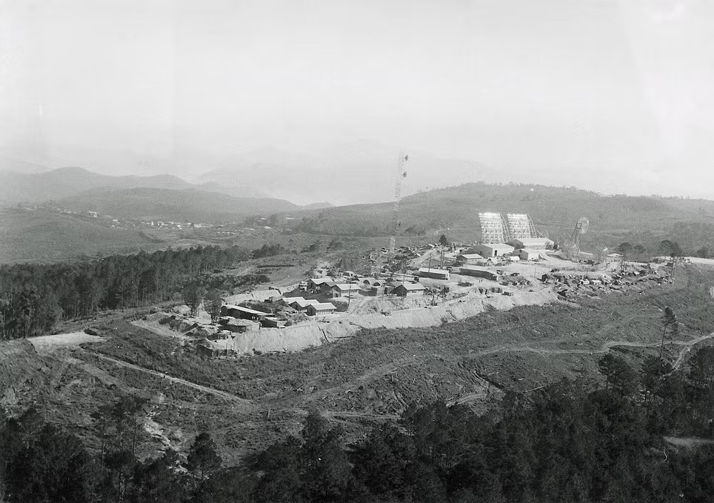 Trung tâm truyền tin số 23 của Mỹ trên cao điểm Pr'line, cạnh tuyến đường Đà Lạt - Đơn Dương (Tỉnh lộ 20 ngày nay). Ảnh: Ross Evans.