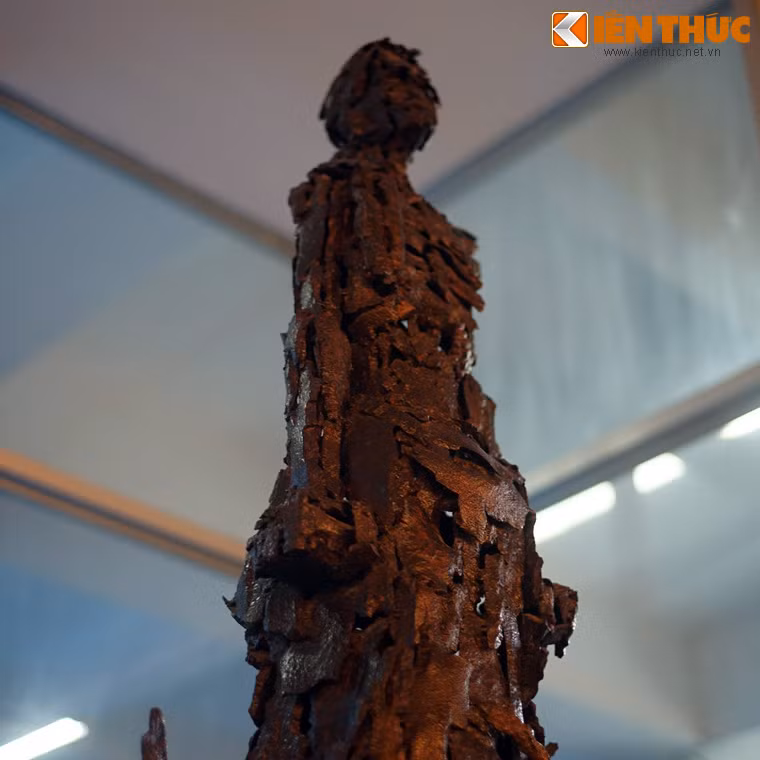 Bằng sự sáng tạo của mình, người nghệ sĩ đã sử dụng những mảnh vỏ bom, đạn Mỹ thời chiến tranh Việt Nam để tái hiện hình ảnh bà mẹ Việt Nam một cách đầy ấn tượng.