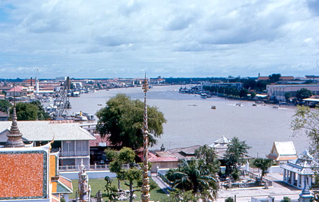 Sông Chao Phraya nhìn từ tháp chùa Wat Arun. Ảnh: Roger W.