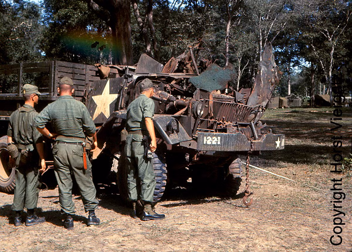 Tại một "nghĩa địa" xe quân sự của Mỹ.