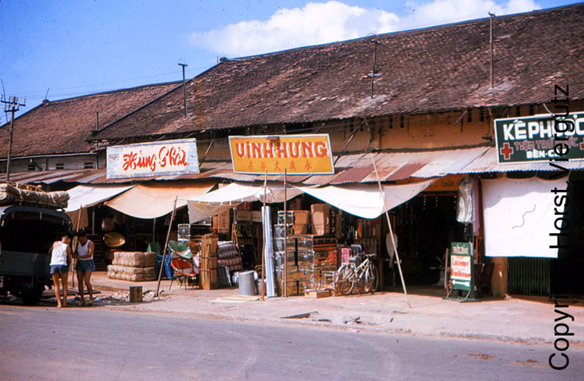 Các cửa hàng ở quận Bến Cát (nay là thị xã Bến Cát, Bình Dương).