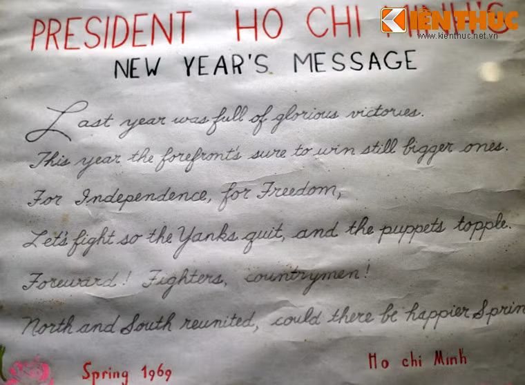 Thơ chúc Tết năm 1969 của Chủ tịch Hồ Chí Minh được phi công Mỹ dịch sang tiếng Anh.