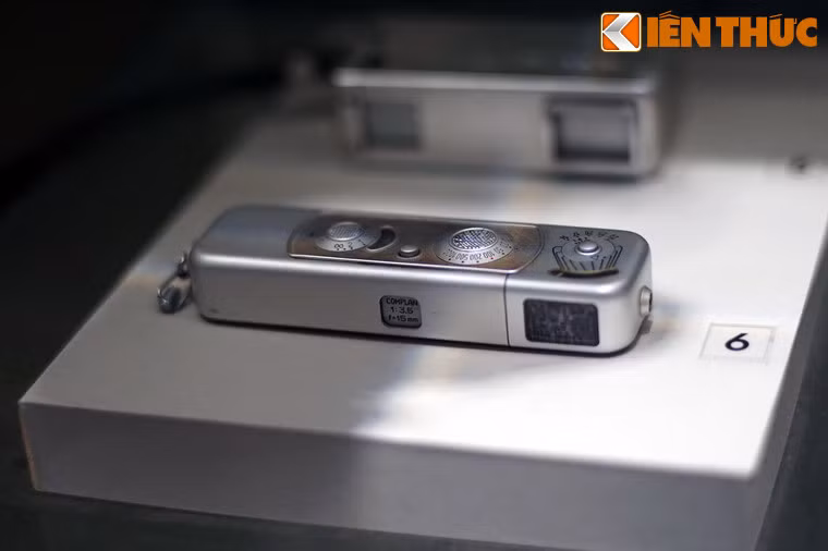 Máy ảnh Minox, cực tình báo A11 - J22 cấp cho giáo viên bộ môn kỹ thuật điệp báo Trần Quốc Cương dùng làm tài liệu giảng dạy cho cán bộ tình báo hoạt động ở nội thành Sài Gòn từ năm 1968 - 1975.