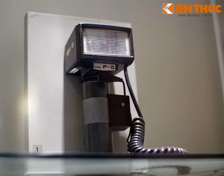 Đèn flash Kako P-5, phóng viên ảnh Lâm Tấn Tài dùng khi chụp ảnh Đại hội Quốc dân Miền Nam Việt Nam, thành lập Chính phủ Cách mạng lâm thời Cộng hòa Miền Nam Việt Nam năm 1969.