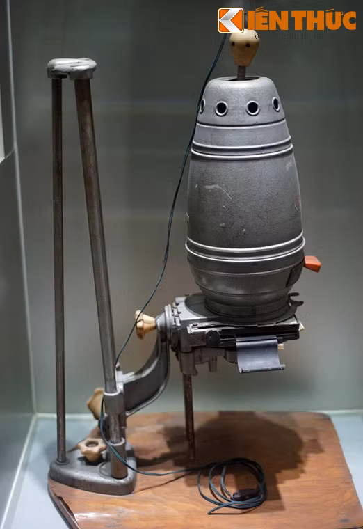 Máy rọi ảnh Magnifax, Tiệp Khắc viện trợ cho nhân dân miền Nam năm 1965, phóng viên Thông tấn xã Giải phóng miền Nam sử dụng để phóng ảnh ở chiến trường Tây Ninh và Sài Gòn - Gia Định.