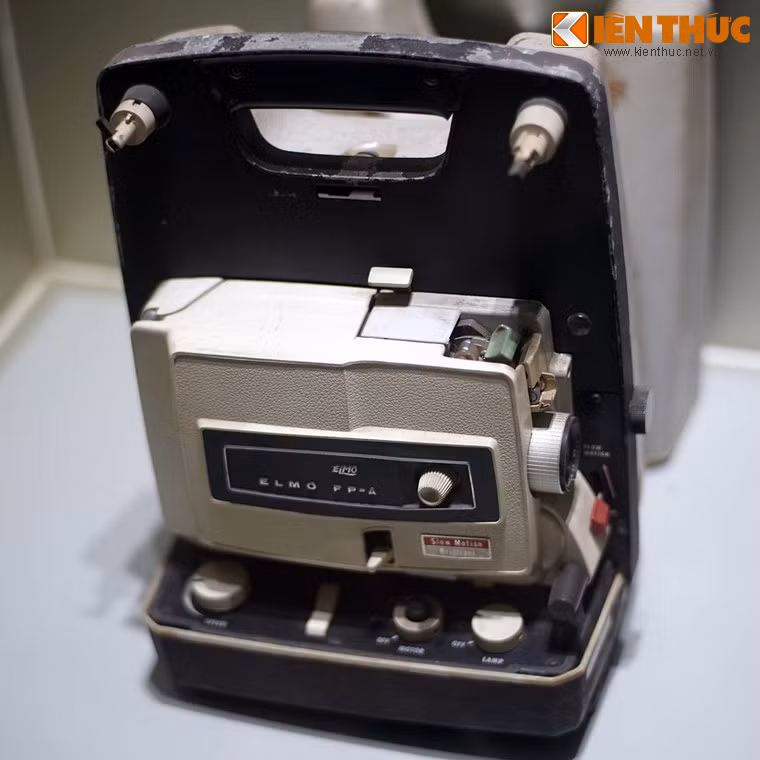 Máy chiếu phim Elmo, ban biên tập Báo Công nhân Giải phóng dùng để chiếu phim tư liệu năm 1965.