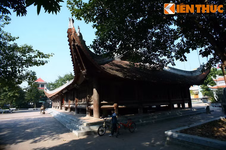 Về tổng thể, đình Bảng gồm tòa đại đình đồ sộ nối với hậu cung phía sau theo dạng mặt bằng hình chuôi vồ, còn gọi theo dạng chữ Nho là kiểu "chữ đinh".