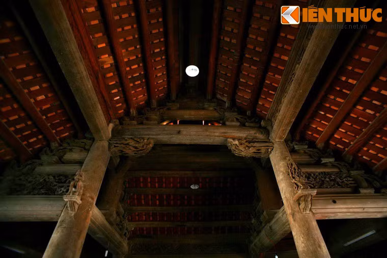 Các chi tiết kiến trúc của đình được trang trí dày đặc các mảng điêu khắc gỗ.