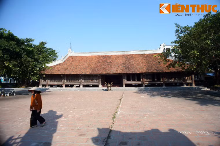 Đình được xây dựng từ năm 1700 (thời Hậu Lê), đến năm 1736 mới hoàn thành. Người hưng công là quan Nguyễn Thạc Lương, người Đình Bảng (từng làm trấn thủ Thanh Hóa) và vợ là Nguyễn Thị Nguyên, quê ở Thanh Hóa. Hai ông bà đã mua gỗ lim về cúng để dựng ngôi đình.