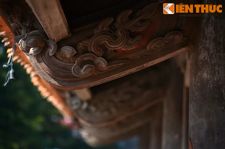 Điêu khắc trên đầu bẩy hiên.