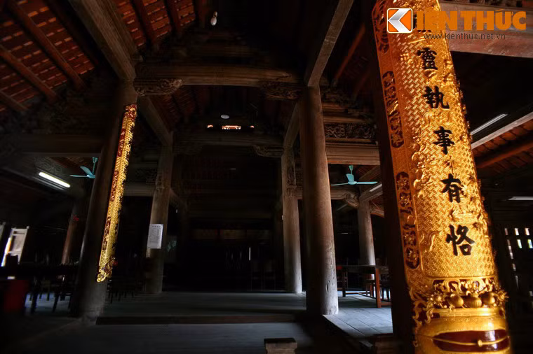 Về nội thất, đình Bảng có kết cấu hệ kèo chồng rường theo quy cách đình chùa truyền thống của người Việt.