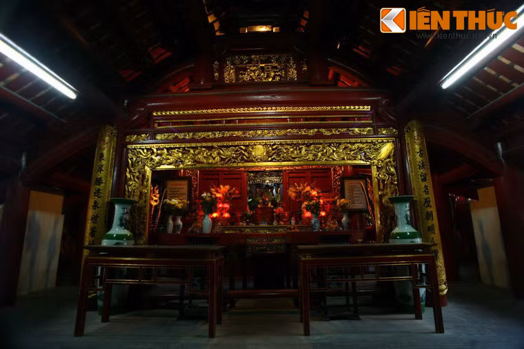 Về mặt thờ tự, đình thờ các vị thành hoàng gồm Cao Sơn đại vương (thần Núi), Thủy Bá đại vương (thần Nước) và Bách Lệ đại vương (thần Đất) đồng thời thờ sáu vị có công lập lại làng vào thế kỷ 15.