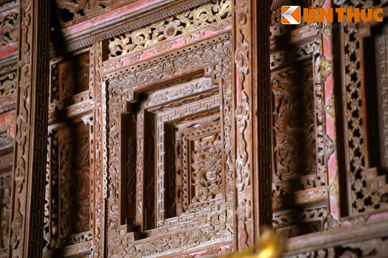 Cận cảnh một mảng chạm khắc trên bức cửa võng.