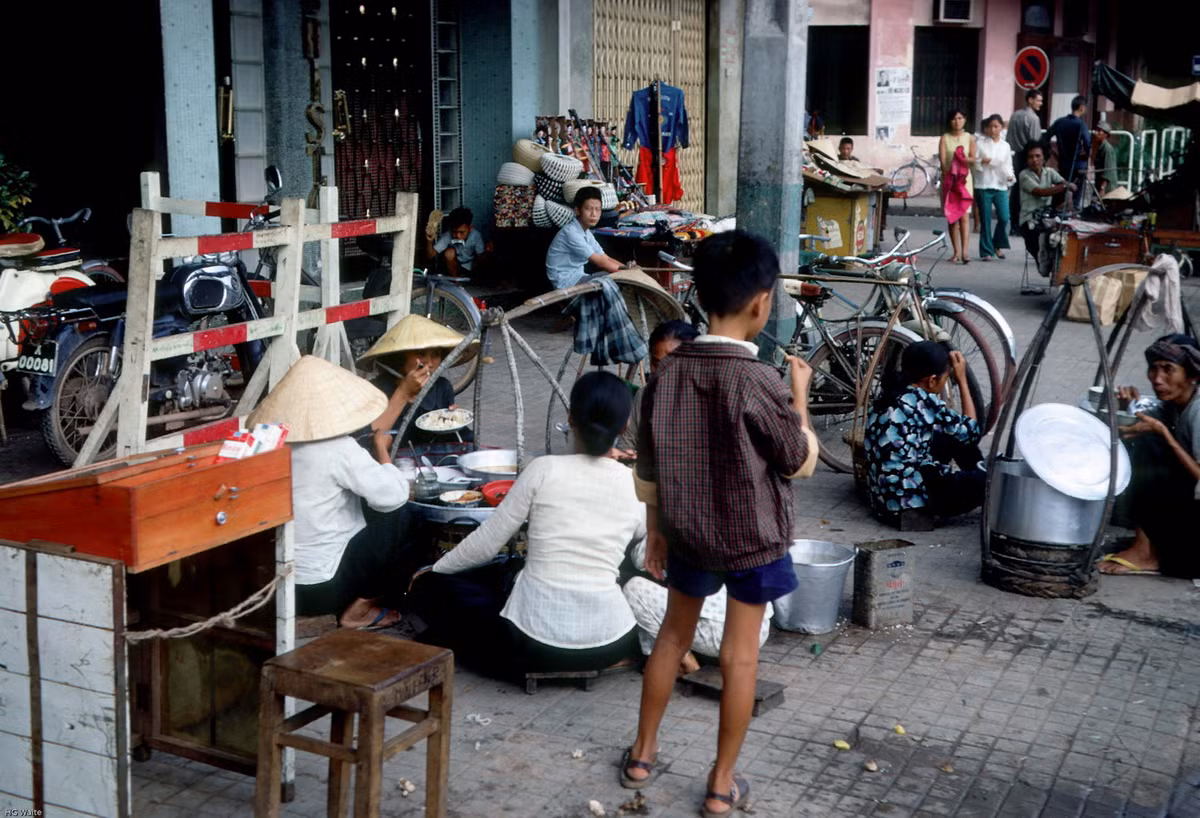 Hàng quà vặt trên vỉa hè đại lộ Nguyễn Huệ, cạnh ngã ba Nguyễn Huệ -Nguyễn Thiệp. Ảnh: Misssnep.smugmug.com.