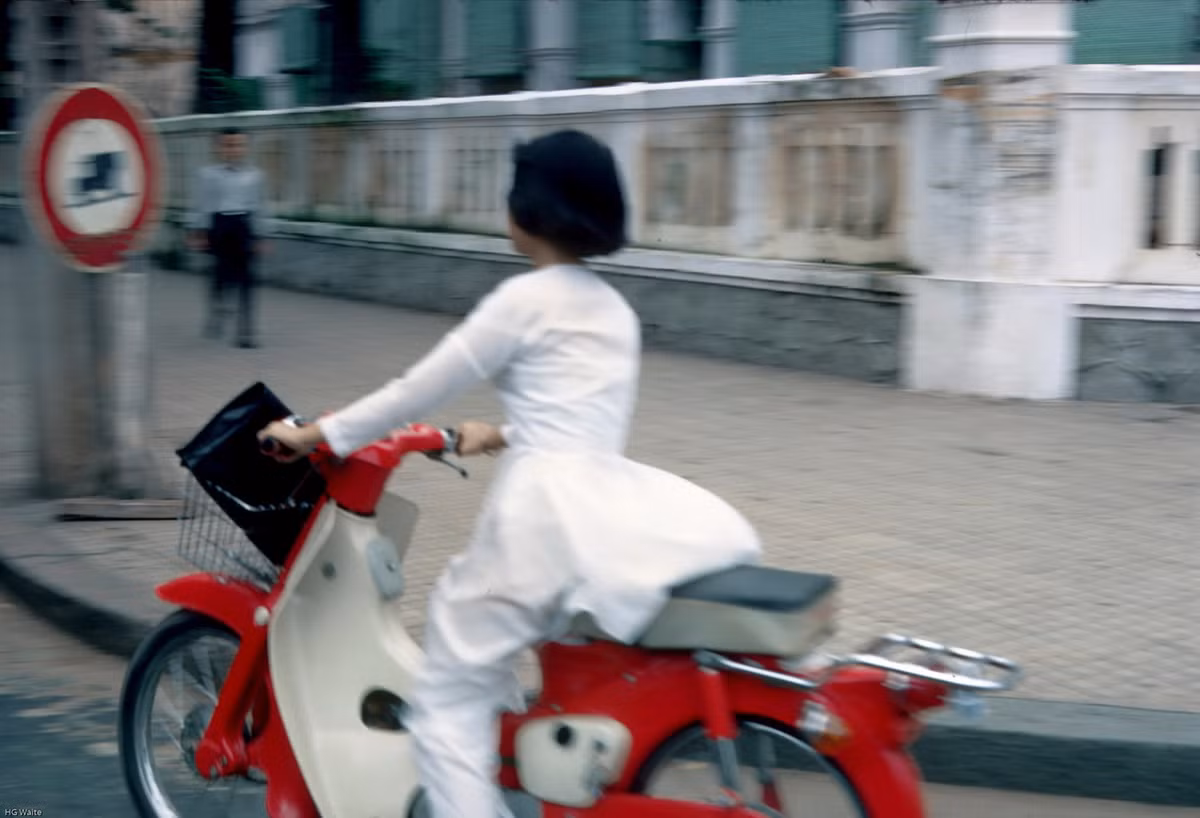 Người đẹp áo dài trên xe Honda ở góc Nguyễn Du - Tự Do (Đồng Khởi). Ảnh: Misssnep.smugmug.com.