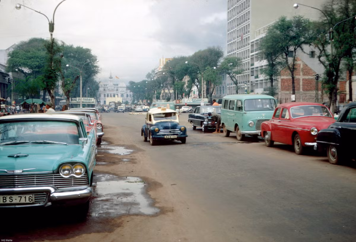 Những chiếc xe hơi đỗ trên đại lộ Nguyễn Huệ. Ảnh: Misssnep.smugmug.com.