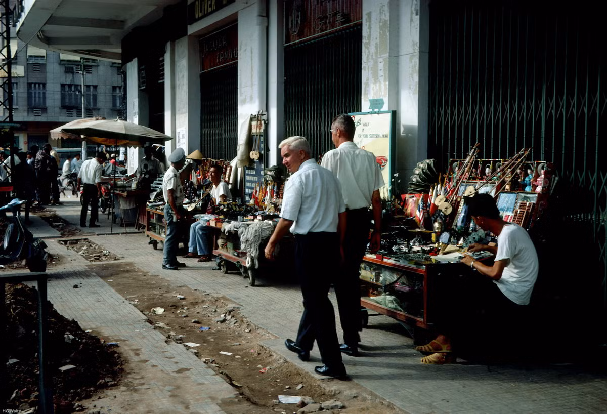 Vỉa hè đại lộ Nguyễn Huệ. Ảnh: Misssnep.smugmug.com.