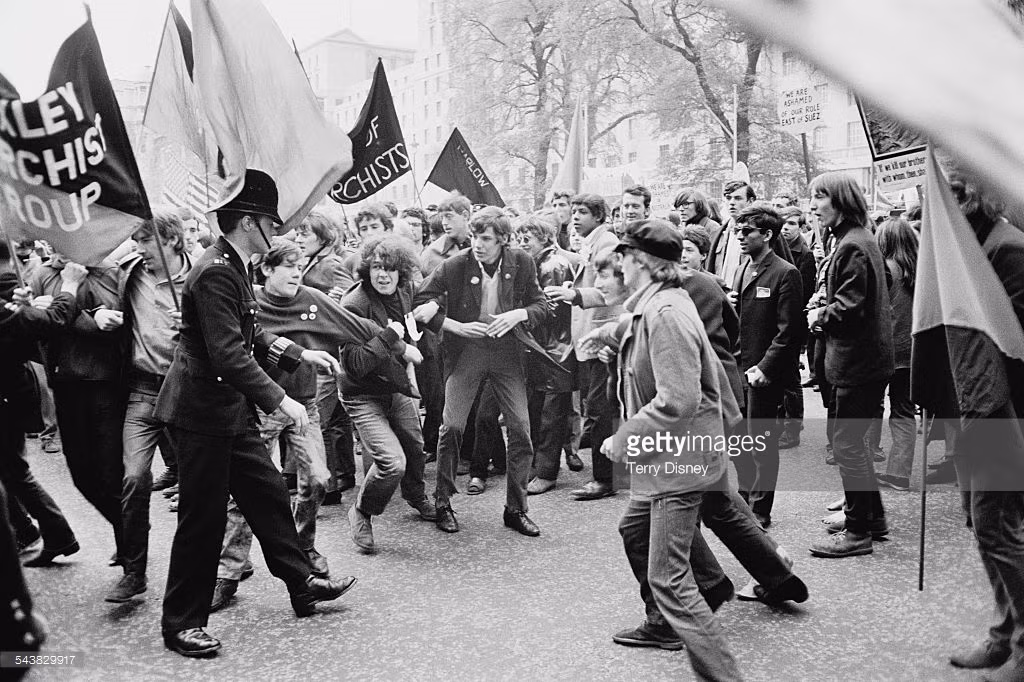 Đụng độ giữa cảnh sát và người biểu tình phản chiến ở London năm 1967. Ảnh: Getty