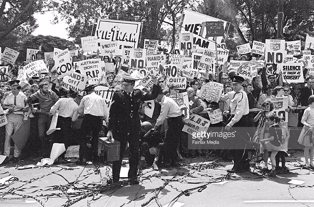Người biểu tình giương cao biểu ngữ phản chiến ở Sydney nhân chuyến công du Australia của Tổng thống Mỹ Lyndon Johnson, 22/10/1966. Ảnh: Getty