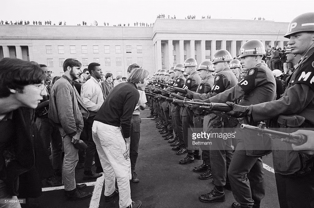 Người biểu tình phản chiến đối mặt với cảnh sát bên ngoài Lầu Năm Góc, 21/10/1967. Ảnh: Getty