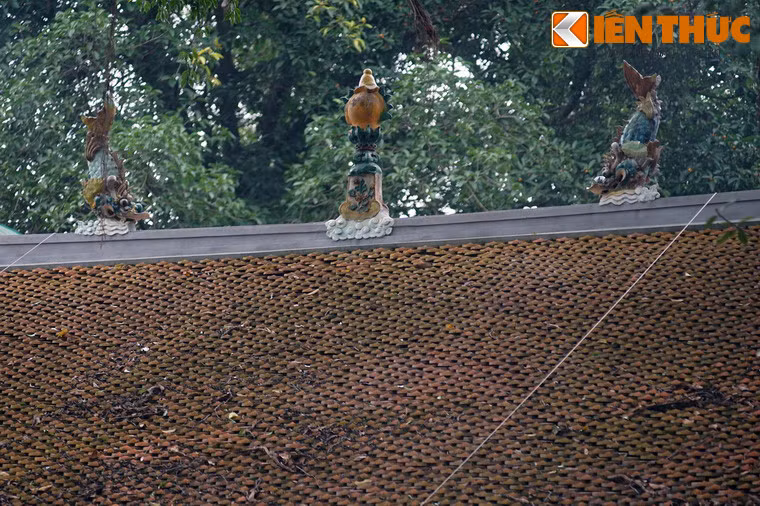 Bộ mái gần gũi với phong cách kiến trúc thời Nguyễn. Bờ nóc có dạng bờ đình, bên trên gắn hình cá hoá rồng bằng gốm men xanh đang nhìn vào bình nước thiêng ở giữa.