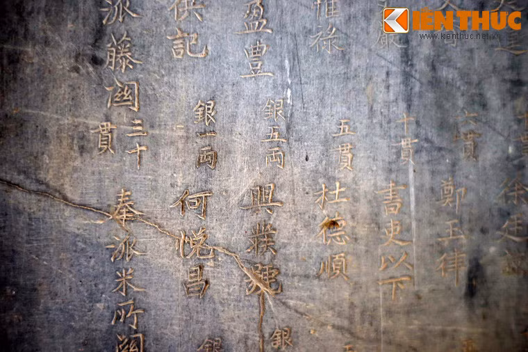 Cổ vật còn lưu lại của đền gồm các bia năm Cảnh Thịnh thứ 8 (1800), năm Tự Đức thứ 19 (1866)… còn có 27 đạo sắc từ triều Lê, Tây Sơn đến Nguyễn phong thần cho Bà Chúa Liễu và hai vị tiên nữ.