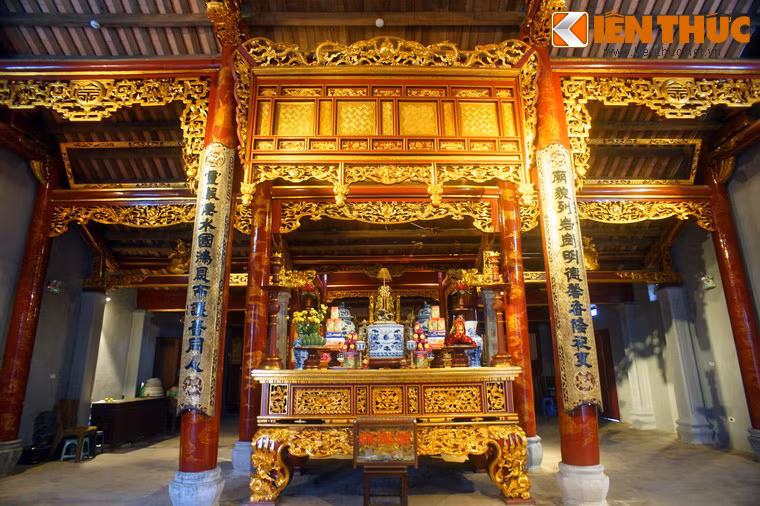 Trong nhà đại bái có bộ khung được làm khá vững chắc với 8 cột trụ bằng gỗ lim, chu vi cột cái 115cm, cột quân 105cm. Các cột hiên nhỏ hơn được làm bằng đá trắng, hình hộp chữ nhật mỗi cạnh rộng 25cm.