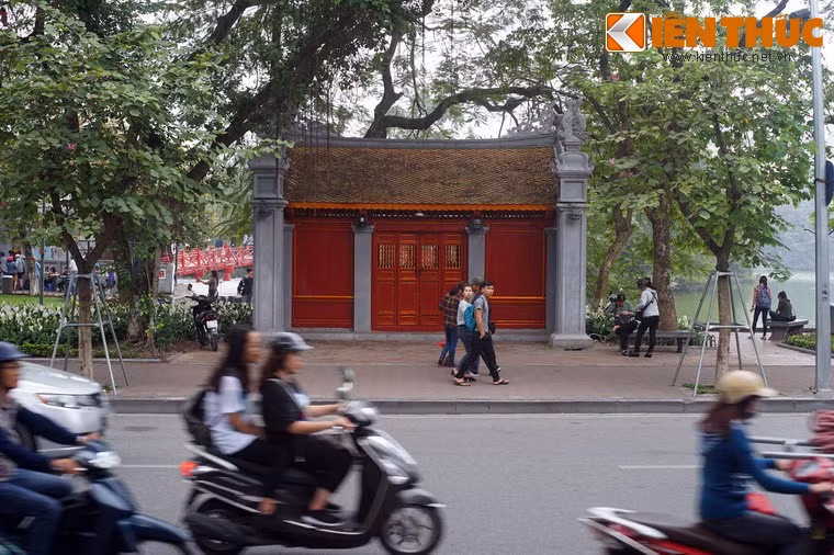 Cổng tam quan của đền được xây ba gian.