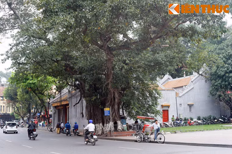 Theo "Thăng Long cổ tích khảo" thì đền xây vào thời nhà Lê triều Vĩnh Tộ (1619-28), đến triều Cảnh Hưng thì mở rộng thêm. Triều vua Tự Đức ngôi đền được tu sửa lần nữa.