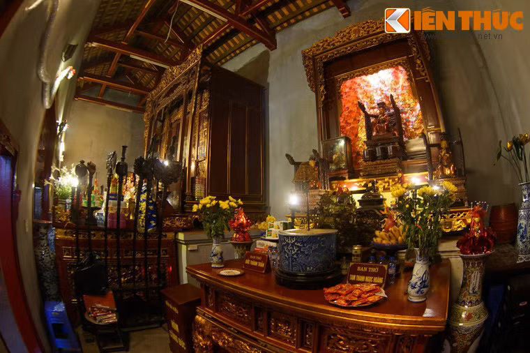 Hai gian bên của hậu cung là nơi thờ những vị nam thần phổ biến trong các đền Mẫu như Ngọc Hoàng và Ngũ vị Tôn ông.