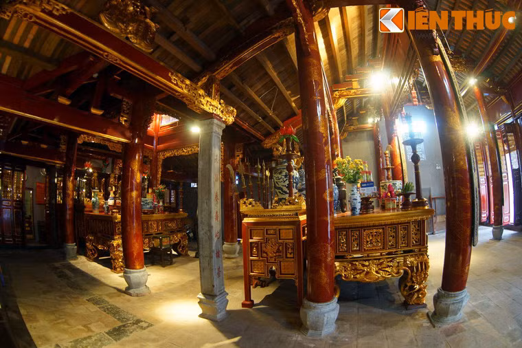 Liền sau nhà đại bái là một kiến trúc nhỏ dựng trên bốn chân cột kiểu phương đình 2 tầng 4 mái chạm mảng các hoa văn truyền thống theo kiến trúc thời Nguyễn.