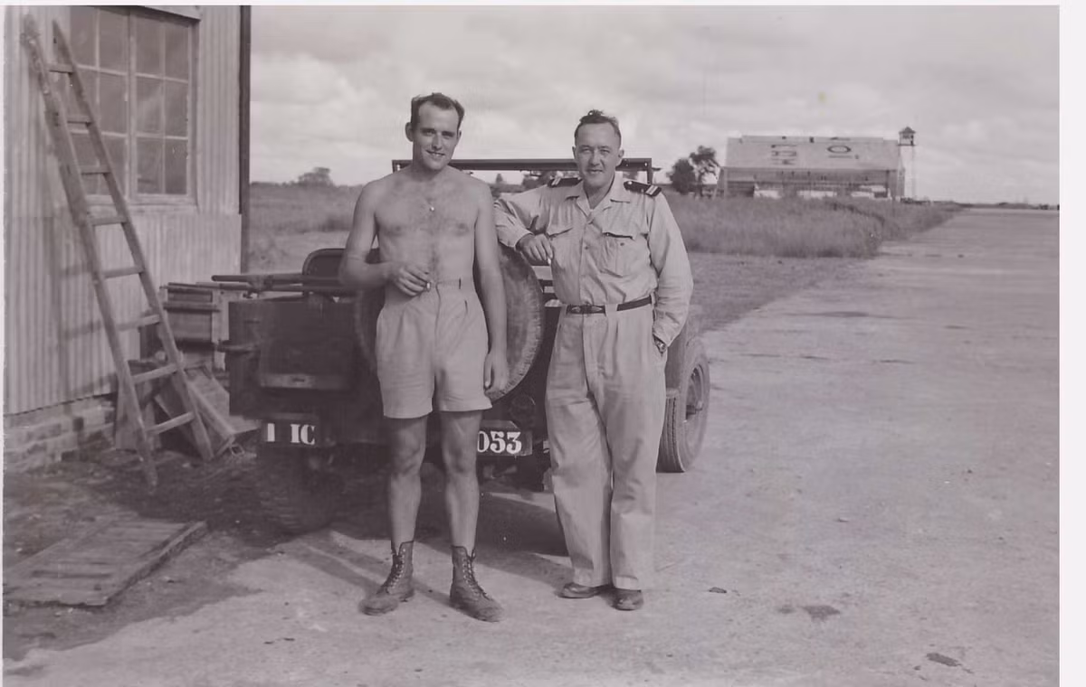 Sĩ quan không quân Pháp ở sân bay Gia Lâm. Ảnh: Robert Tison.