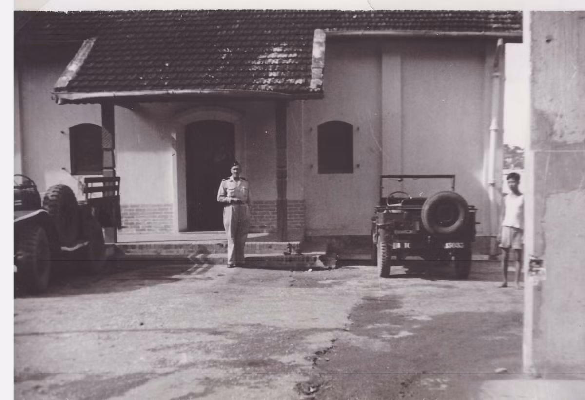 Bên trong một doanh trại của quân Pháp ở Hà Nội. Ảnh: Robert Tison.