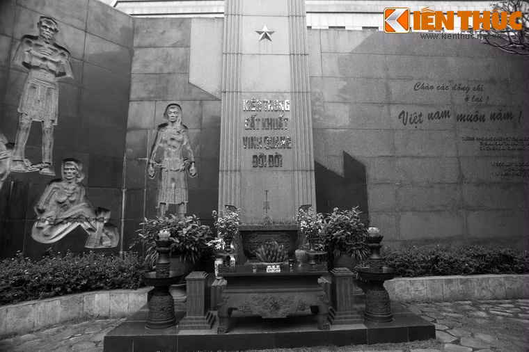 Một Đài tưởng niệm đã được dựng trong khuôn viên khu di tích để tri ân các chiến sỹ yêu nước và cách mạng Việt Nam đã anh dũng hy sinh tại nhà tù Hỏa Lò vì nền độc lập, tự do của dân tộc.