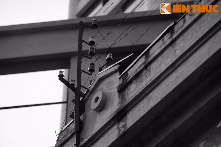 Tháng 10/1954, sau khi miền Bắc được giải phóng, Chính phủ Việt Nam đã quản lý và tạm thời sử dụng nhà tù Hoả Lò để giam giữ những người vi phạm pháp luật.