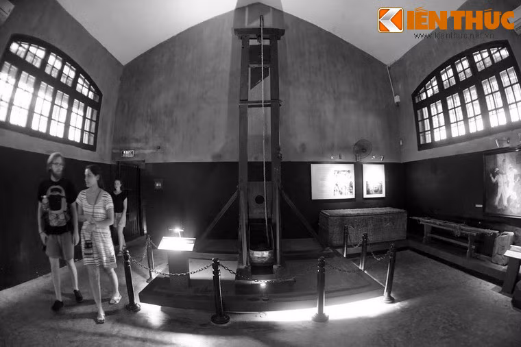 Các máy chém trong nhà tù Hỏa Lò hoạt động liên tục, được dùng lưu chuyển từ nhà giam này tới nhà giam khác. Có thời gian, một vài máy chém của nhà tù còn được đưa lên tận Yên Bái để hành hình hơn 10 chiến sĩ của cuộc khởi nghĩa Yên Bái, trong đó có thủ lĩnh Nguyễn Thái Học.