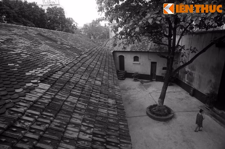 Ngục Hỏa Lò được chia thành bốn khu: A, B, C và D. Khu A và B dành cho phạm nhân đang được cứu xét, phạm nhân quan trọng hoặc những tù nhân vi phạm kỷ luật nhà tù. Khu C giam giữ phạm nhân người Pháp hoặc người ngoại quốc. Khu D là nơi câu cấm phạm nhân bị án tử hình chờ ngày duyệt y hoặc giảm án. Bên cạnh đó là nhiều tòa nhà chức năng như nhà giám thị, khu văn thư, khu bếp...