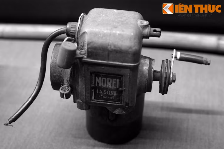 Bên cạnh hoàn cảnh sổng kham khổ, tù nhân còn phải lao động nặng nhọc với những công việc như sửa chữa nhà cửa, giã gạo, đi lao công tại các khu nhà ở của các giám ngục, đi lao dịch tại các chiến trường. Riêng tù chính trị thường xuyên bị tra tấn bằng những cách thức rất dã man. Ảnh: Máy quay điện dùng để tra tấn tù nhân ở Hỏa Lò.