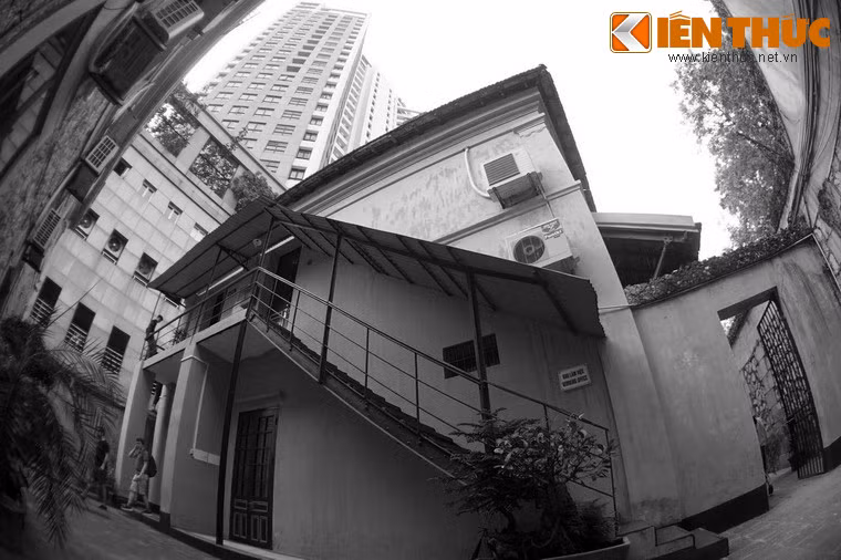 Năm 1993, để đáp ứng yêu cầu phát triển kinh tế của Thủ đô, Chính phủ Việt Nam quyết định chuyển đổi mục đích sử dụng của nhà tù Hỏa Lò. Một phần phía Đông Nam còn lại được gìn giữ, tu bổ, tôn tạo để xếp hạng trở thành Di tích lịch sử của Hà Nội.