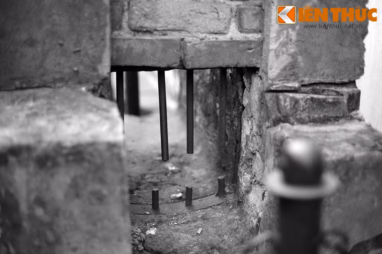 Nhiều người đã mưu trí vượt ngục trở về với nhân dân, với tổ chức, đóng góp xứng đáng vào sự nghiệp giải phóng dân tộc. Ảnh: Cửa cống ngầm nơi 16 tù chính trị bị kết án tử hình tổ chức đào thoát ngày 24/12/1951.