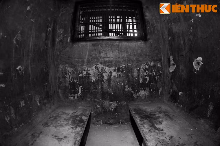 Các tù nhân đặc biệt sẽ bị giam trong xà lim hoặc cachot (ngục tối). Tại đây, người tù bị giam biệt lập, bị cùm trong đêm, phải ăn, ngủ, vệ sinh tại chỗ. Người tù bị giam trong cachot chỉ sau một thời gian ngắn là bị phù nề, mắt mờ, ghẻ lở đầy người do thiếu vệ sinh, ánh sáng và cả dưỡng khí.