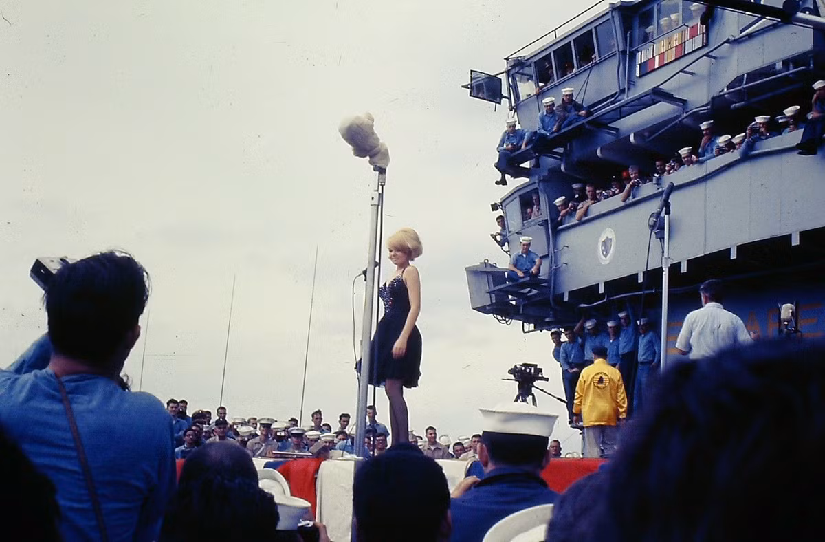 Một trong những buổi trình diễn như vậy đã diễn ra trên tàu sân bay USS Bennington, khi con tàu này đang neo đậu ngoài khơi Việt Nam.